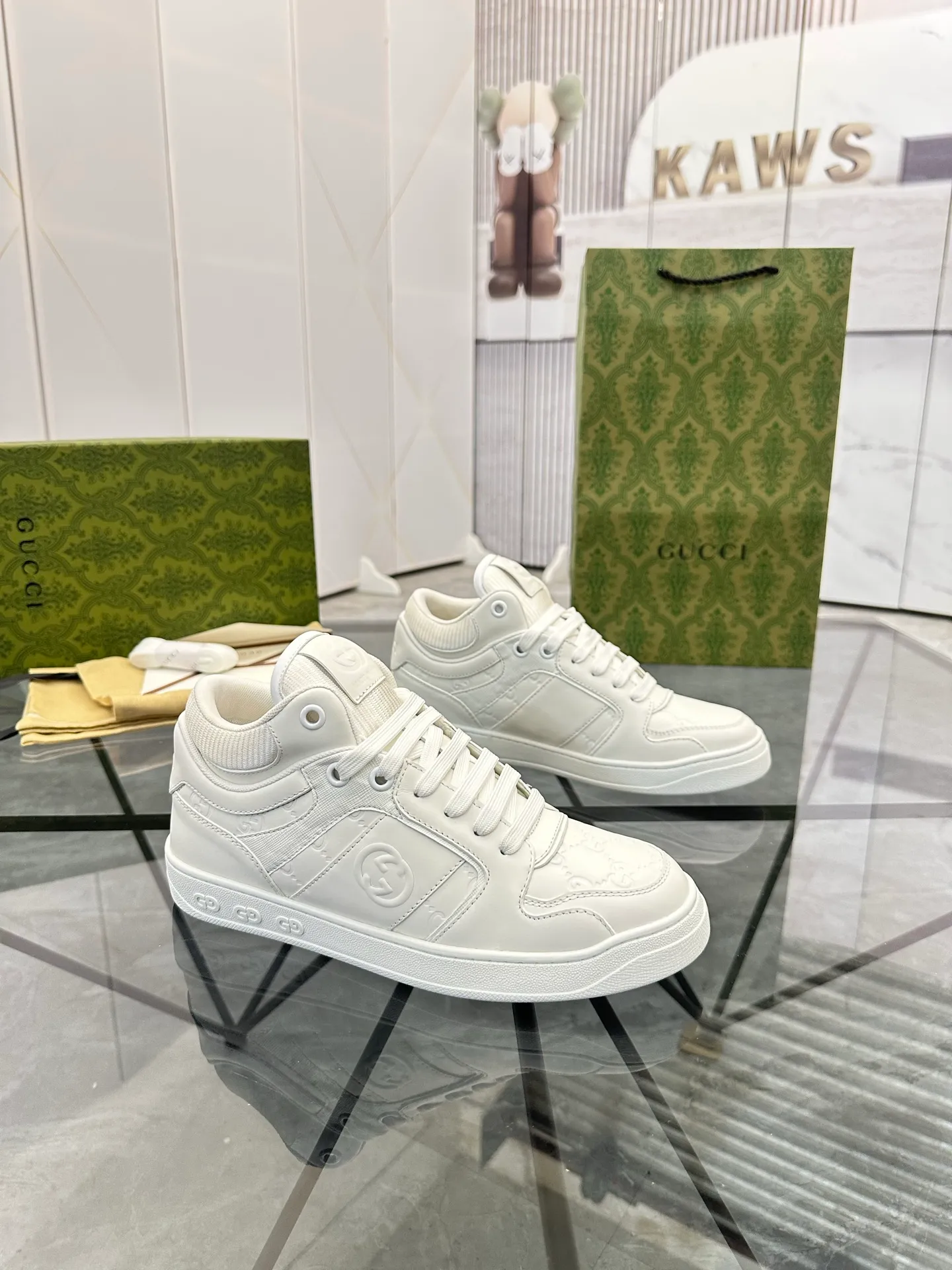 Selling men's shoes 💰: 💰P560¥ Top quality Product trademark: Gucci* "Gucci*" low-top casual shoes Regular size: 38-44 (can be customized to 45.46.) Product material: imported first-layer cowhide leather upper, breathable lining, original outsole. No.: 004